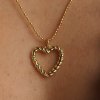 Náhrdelník s přívěskem Heart Twist gold filled na těle Nufs Design