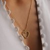 Náhrdelník s přívěskem Heart Twist gold filled na těle Nufs Design
