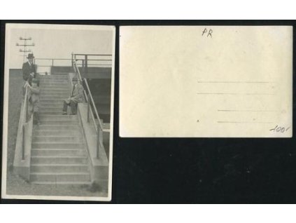 PŘEROV?. Most, tři muži na schodech.