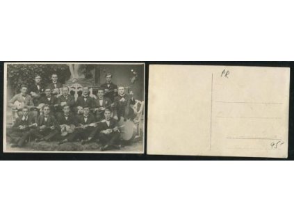 PŘEROV?. Společné foto hudebníků.