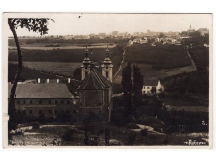 ROČOV. Pohled na kostel.