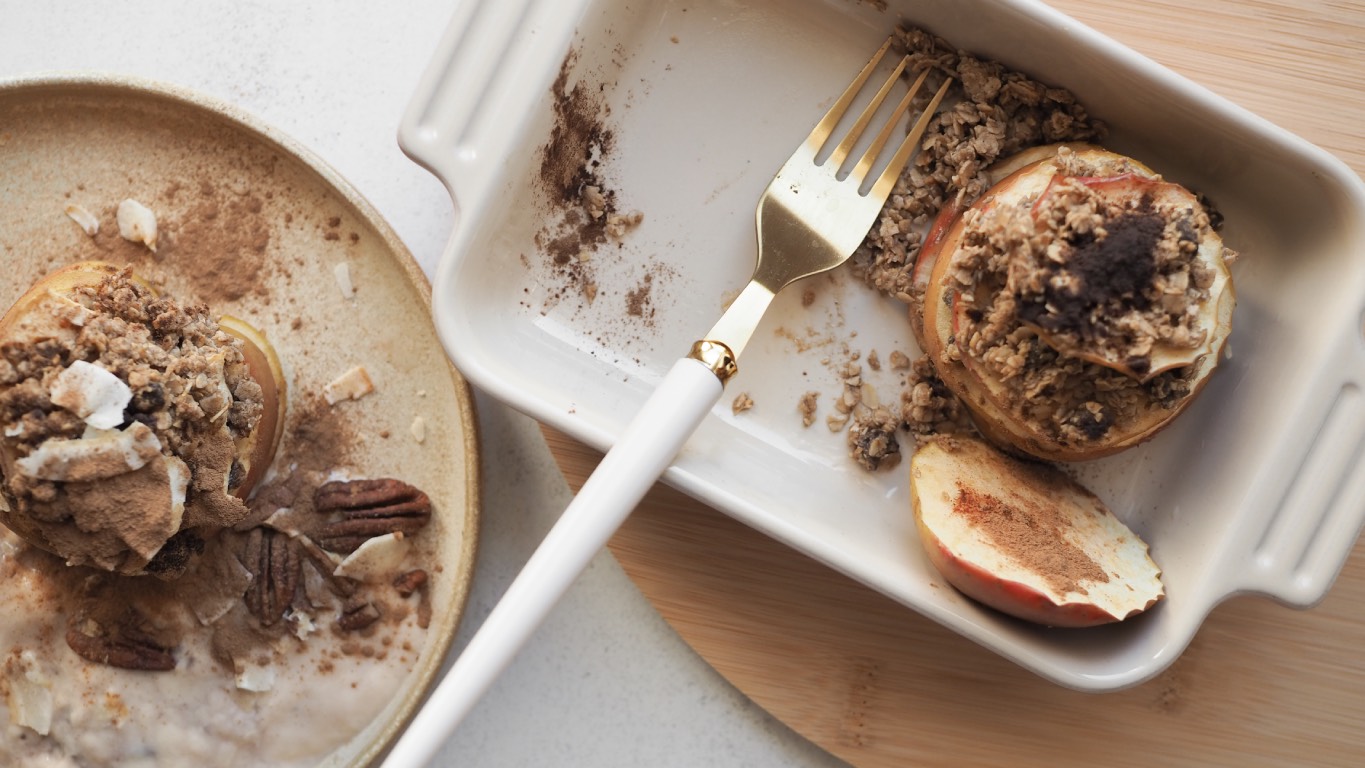 Baked apple with crumble