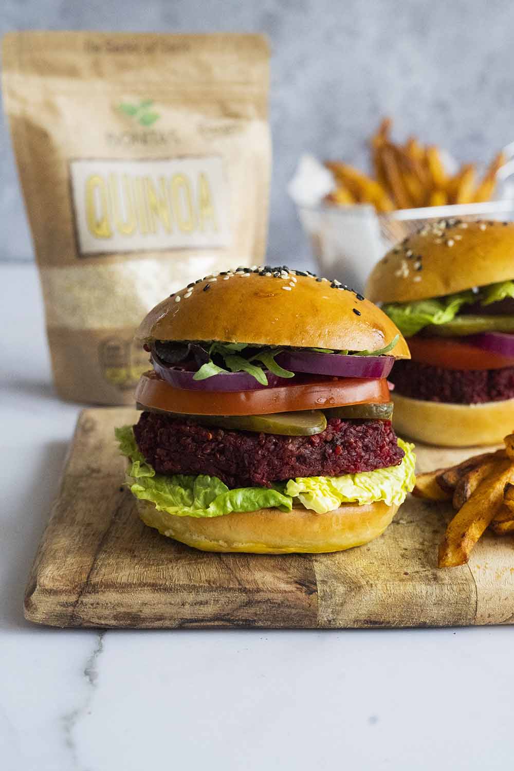 Cviklový burger s pečenými zemiakmi