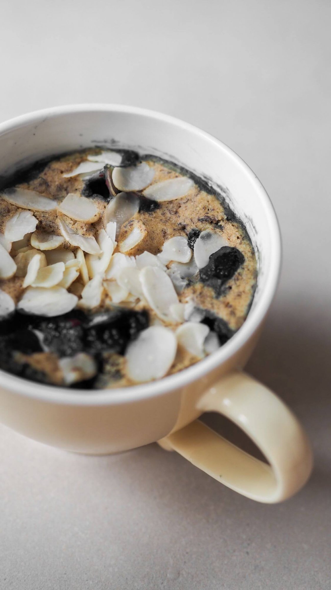 Mandľovo-čučoriedkový mug cake