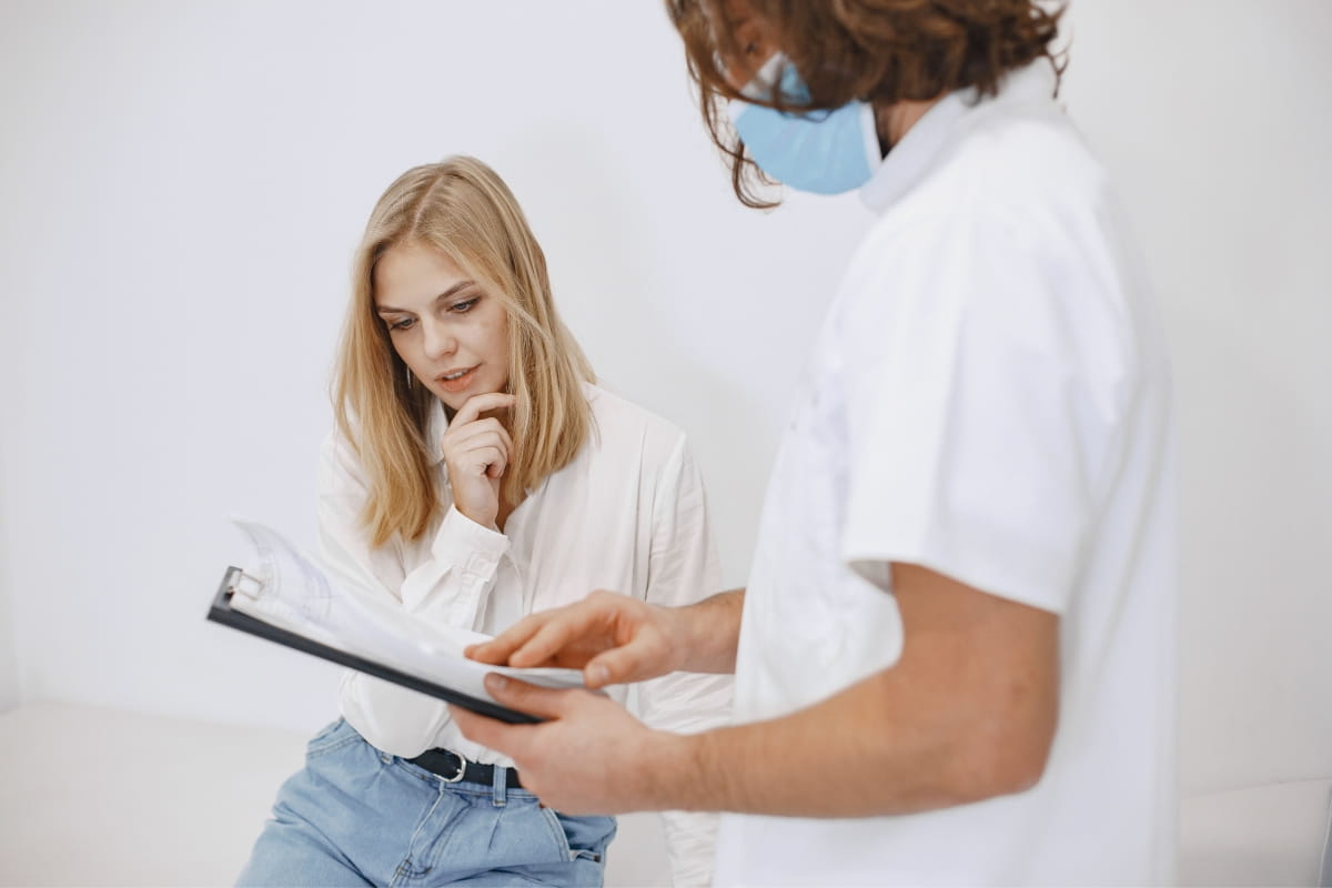 Žena probírá své obtíže s gynekologem v ordinaci