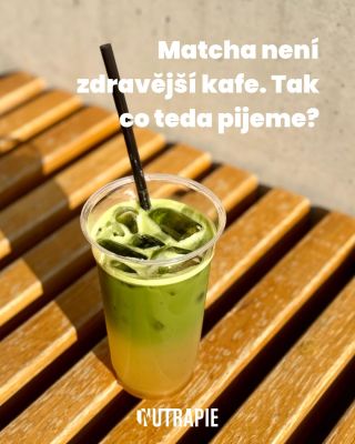Matcha není zdravější kafe. A už vůbec není zázrak tohoto století. 🍵👀 Tak co teda pijeme? Matcha je jemně namletý zelený...