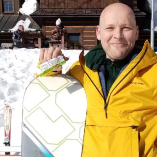 Když se vám nechce ze sjezdovky, je po ruce svačina plná ořechů a ovoce.😀🏂 #naturalbars #albert #naturespromise #orechy...