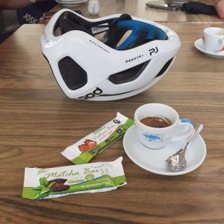 @joskatel.tri.team vyrazil na soustředění do Toskánska s nutričně vyváženou svačinou. #naturalbars #bezcukru...