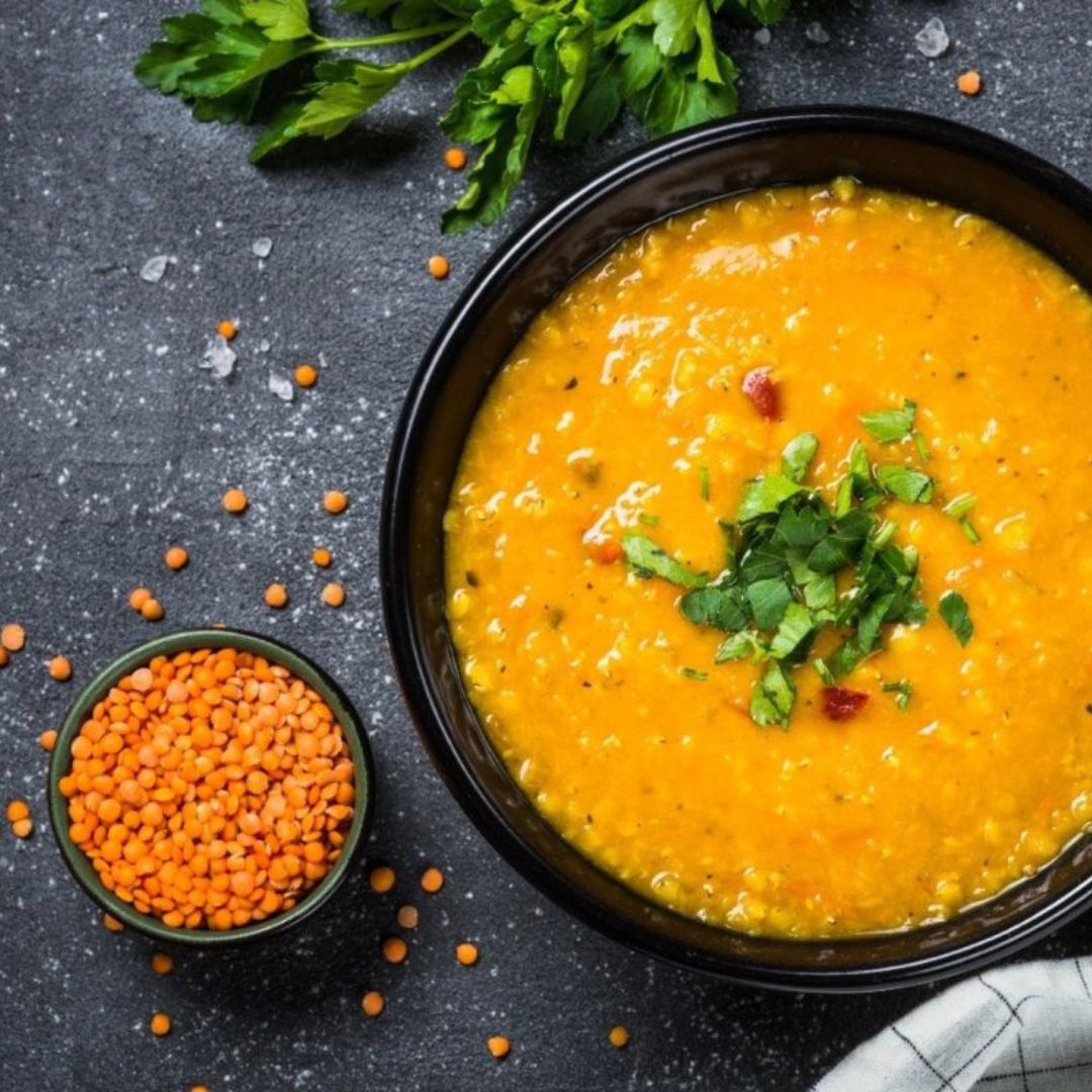 Jednoduchá a výživná: Recept na polévku z červené čočky