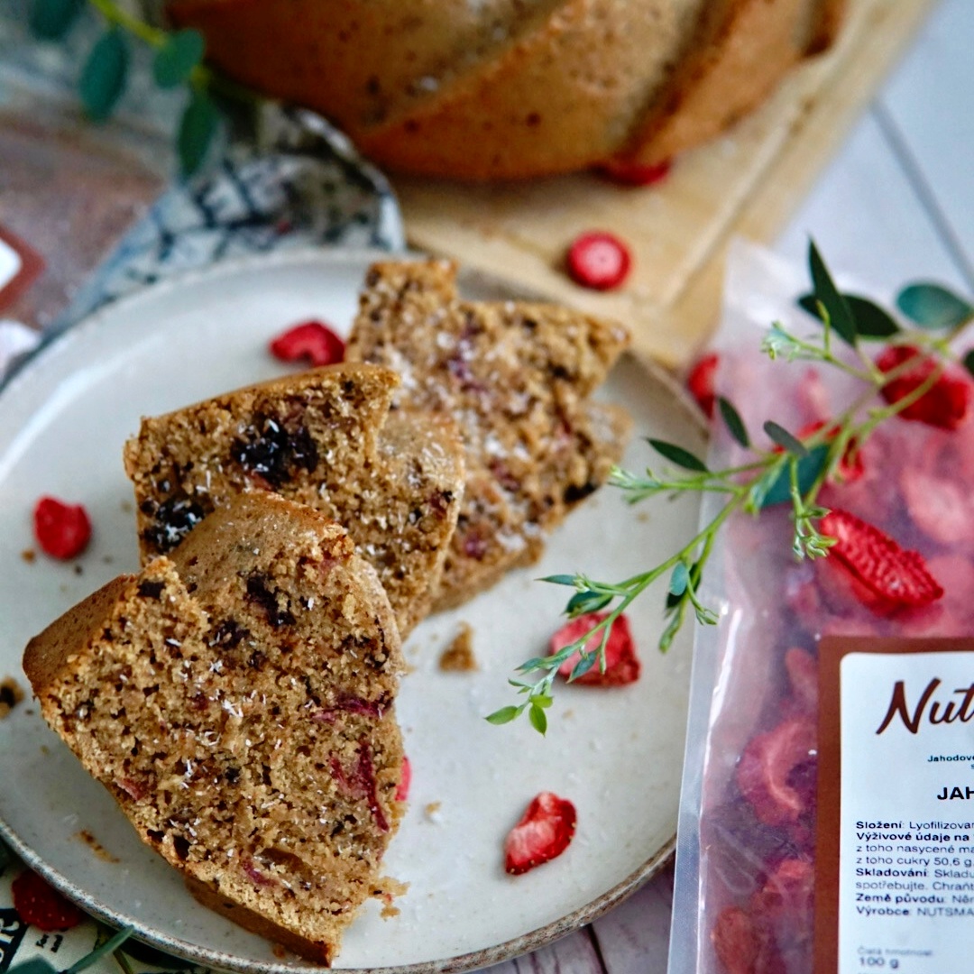 NUTSMAN RECEPT: Kokosová bábovka s čokoládou a lyofilizovanými jahodami
