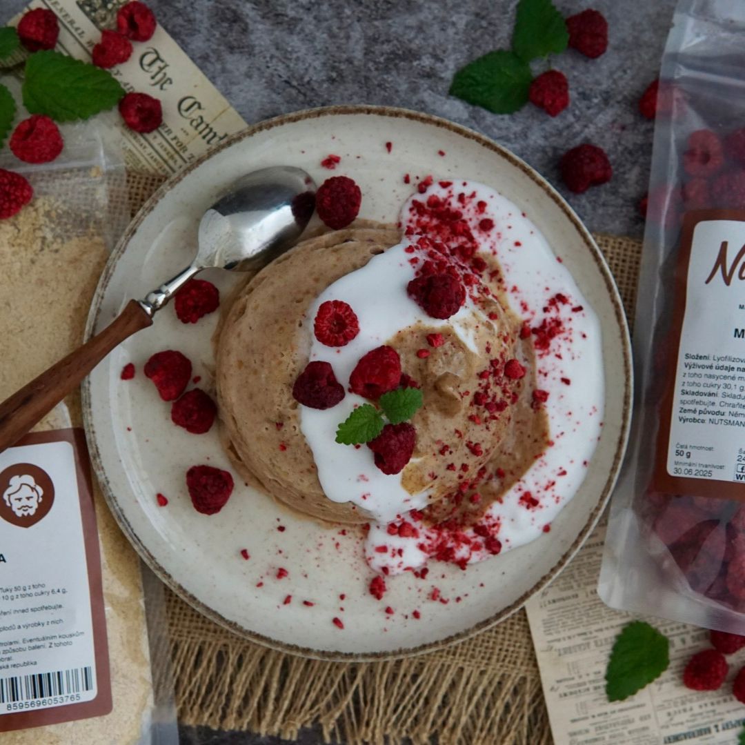 NUTSMAN RECEPT: Malinový mug cake s arašídovou moukou