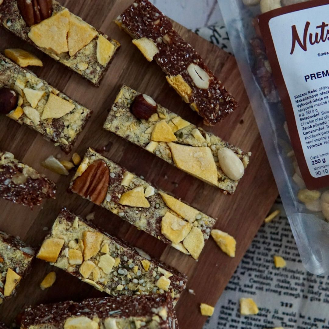 NUTSMAN RECEPT: Raw tyčinky s oříšky a lyofilizovaným mangem