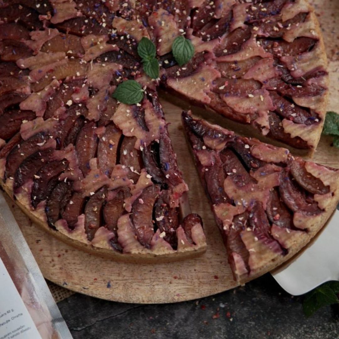NUTSMAN RECEPT: Obrácený švestkový koláč s arašídovou moukou a kokosovým cukrem