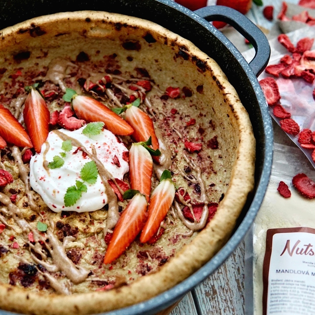 NUTSMAN RECEPT: Pečená palačinka s jahodami