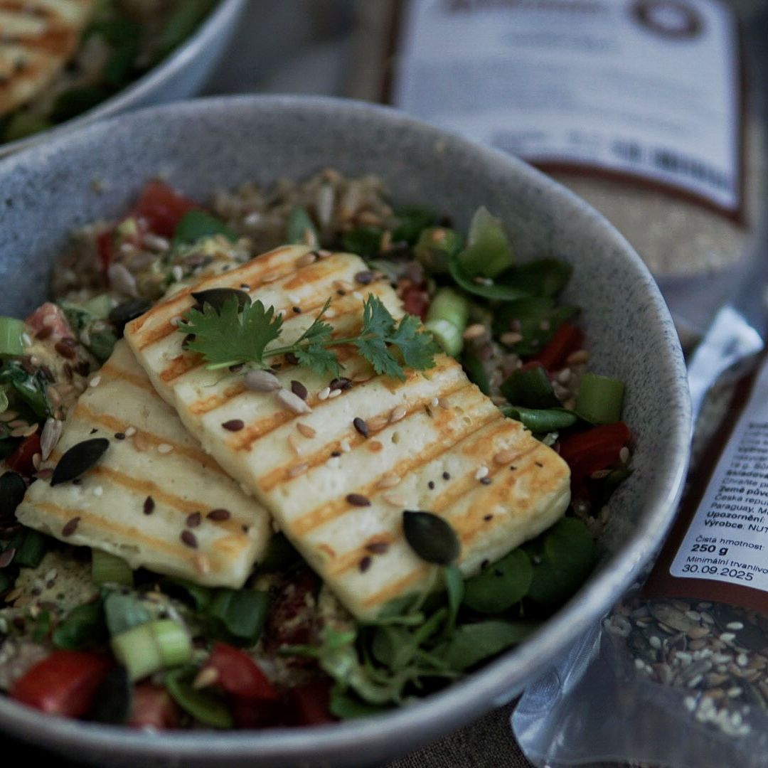 NUTSMAN RECEPT: Quinoa salát se sýrem halloumi