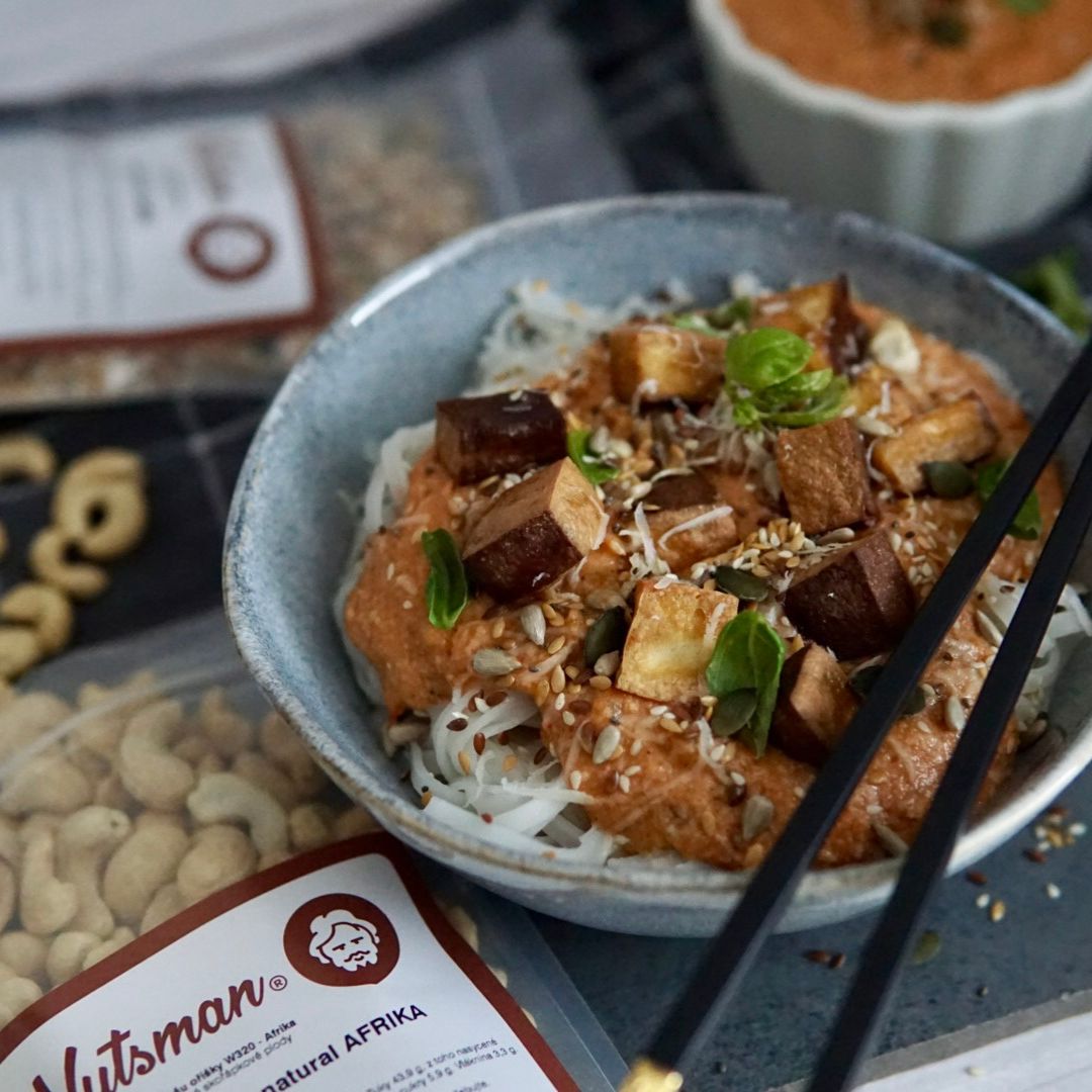 NUTSMAN RECEPT: Křupavé tofu s rýžovými nudlemi a kešu omáčkou