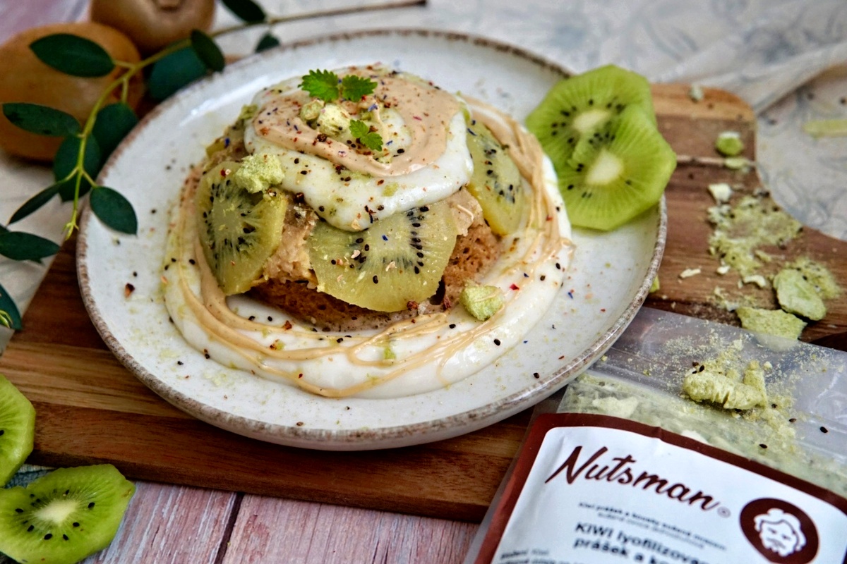 NUTSMAN BLOG RECEPT_ Mug cake s kiwi a vanilkovou omáčkou 2