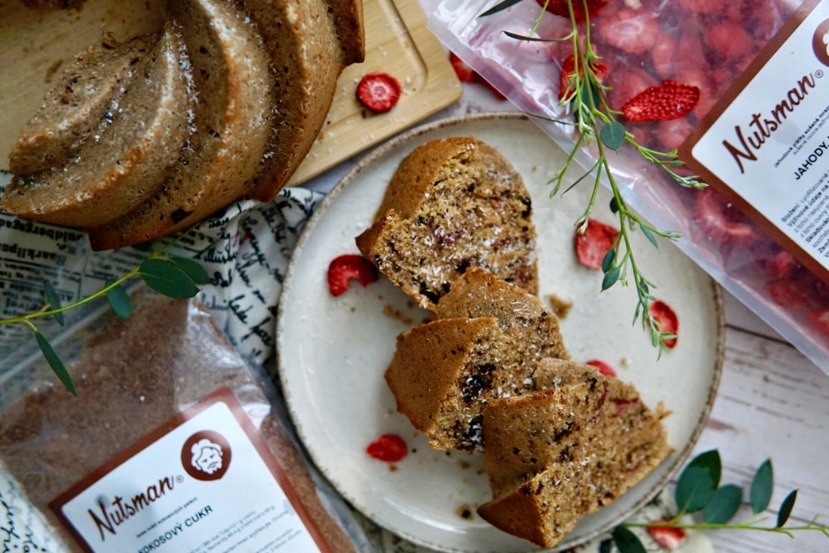 NUTSMAN BLOG RECEPT_ Kokosová bábovka s čokoládou a lyofilizovanými jahodami 2