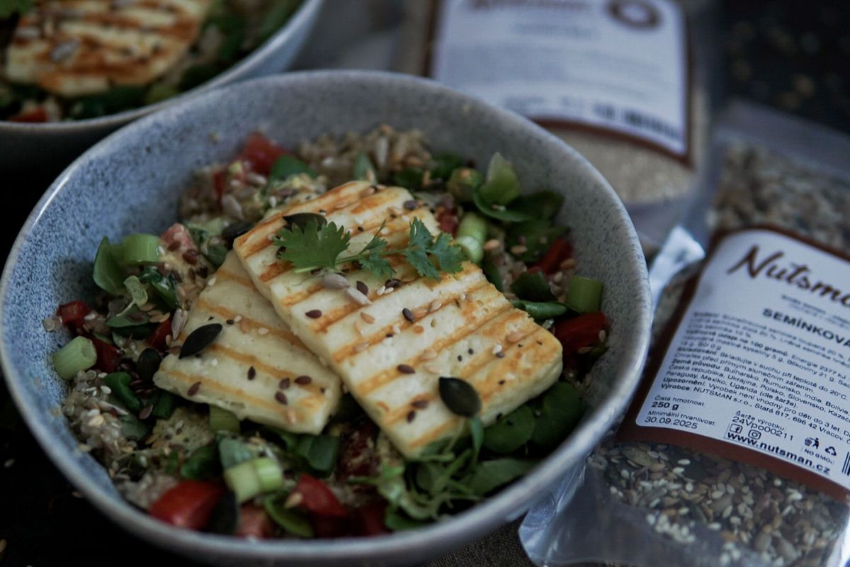 NUTSMAN BLOG RECEPT: Quinoa salát se sýrem halloumi 2