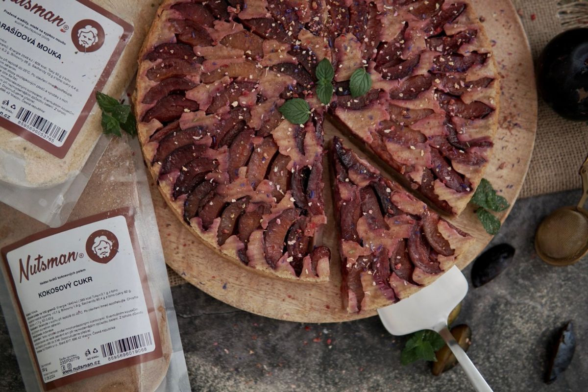 NUTSMAN BLOG RECEPT: Obrácený švestkový koláč s arašídovou moukou a kokosovým cukrem 1