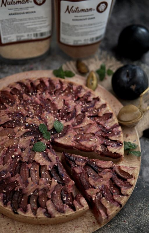 NUTSMAN BLOG RECEPT: Obrácený švestkový koláč s arašídovou moukou a kokosovým cukrem 4