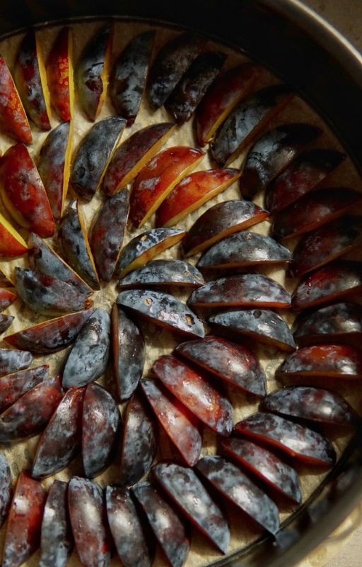 NUTSMAN BLOG RECEPT: Obrácený švestkový koláč s arašídovou moukou a kokosovým cukrem 12