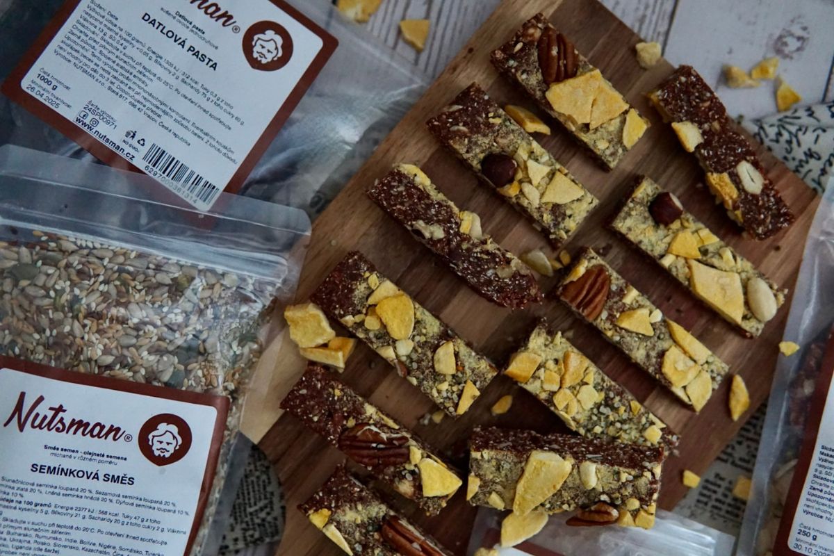 NUTSMAN BLOG RECEPT Raw tyčinky s oříšky a lyofilizovaným mangem 3