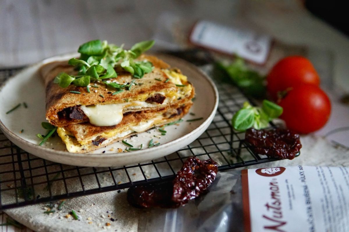 NUTSMAN BLOG RECEPT Vaječná tortilla se sušenými rajčaty a sýrem 2
