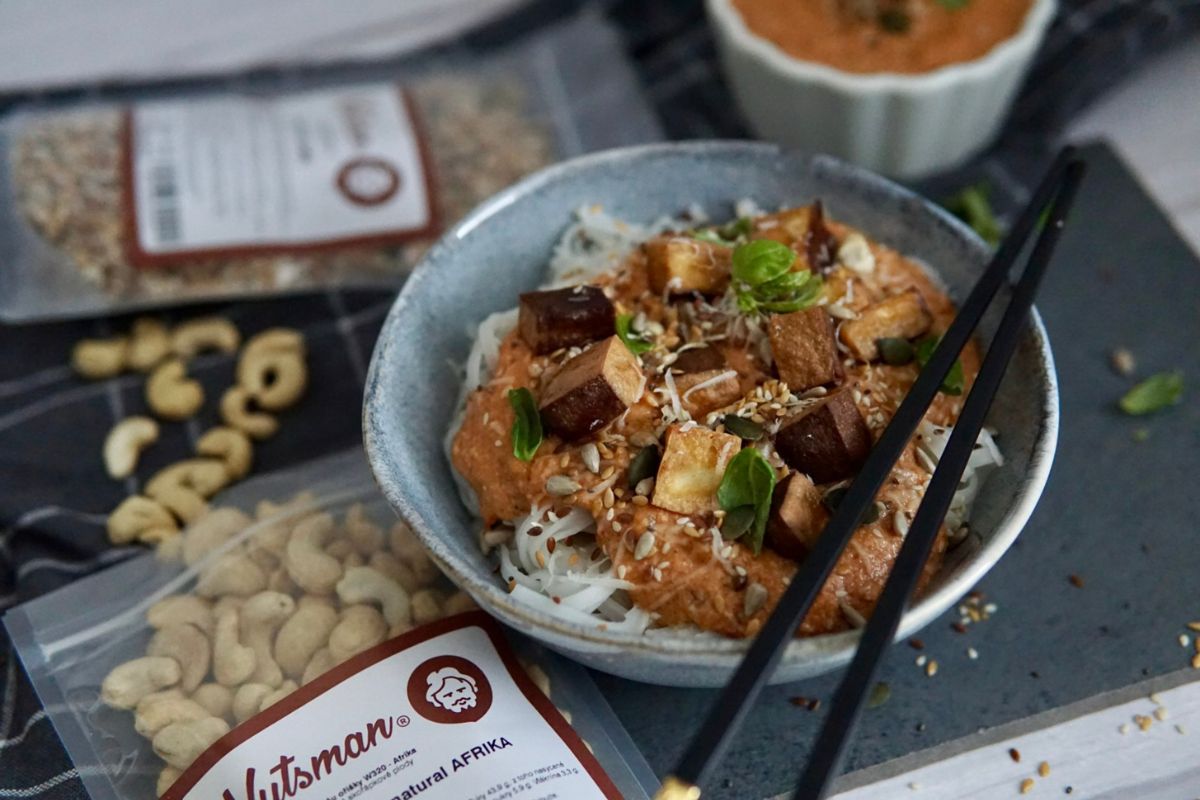 NUTSMAN RECEPT Křupavé tofu s rýžovými nudlemi a kešu omáčkou 3