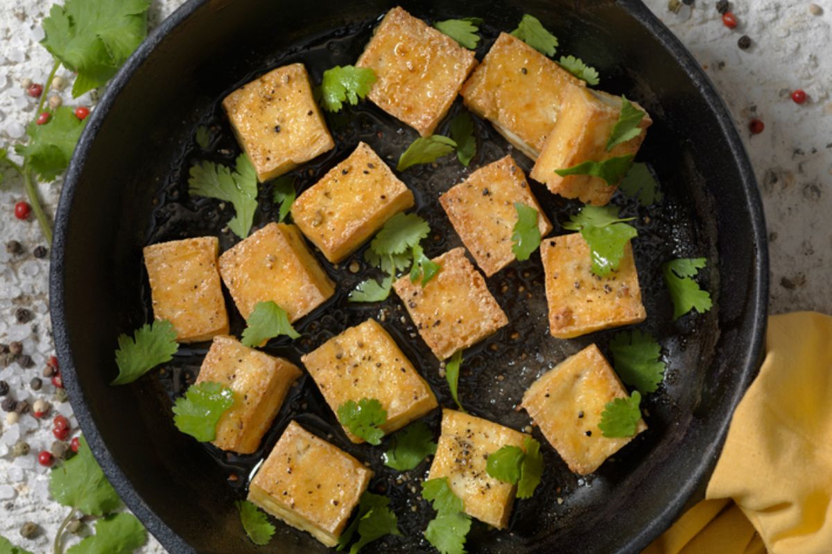NUTSMAN RECEPT Křupavé tofu s rýžovými nudlemi a kešu omáčkou 9