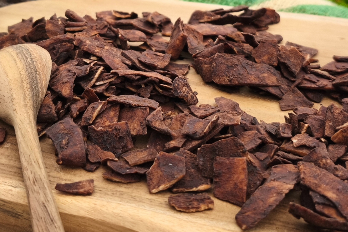 NUTSMAN Kokosové chipsy ve slaném karamelu a kakau