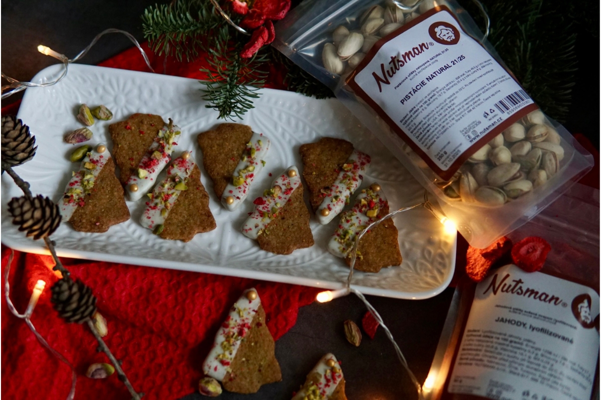 NUTSMAN RECEPT_ Pistáciové stromečky s bílou čokoládou a lyofilizovanými jahodami 2