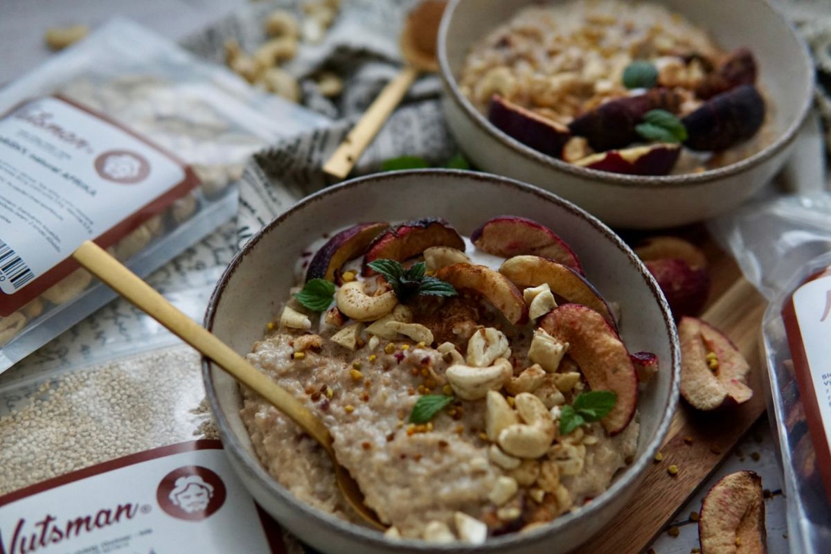 NUTSMAN RECEPT Snídaňová quinoa kaše s kešu a lyofilizovanými švestkami 3