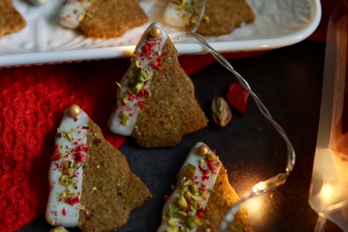 NUTSMAN RECEPT_ Pistáciové stromečky s bílou čokoládou a lyofilizovanými jahodami 3