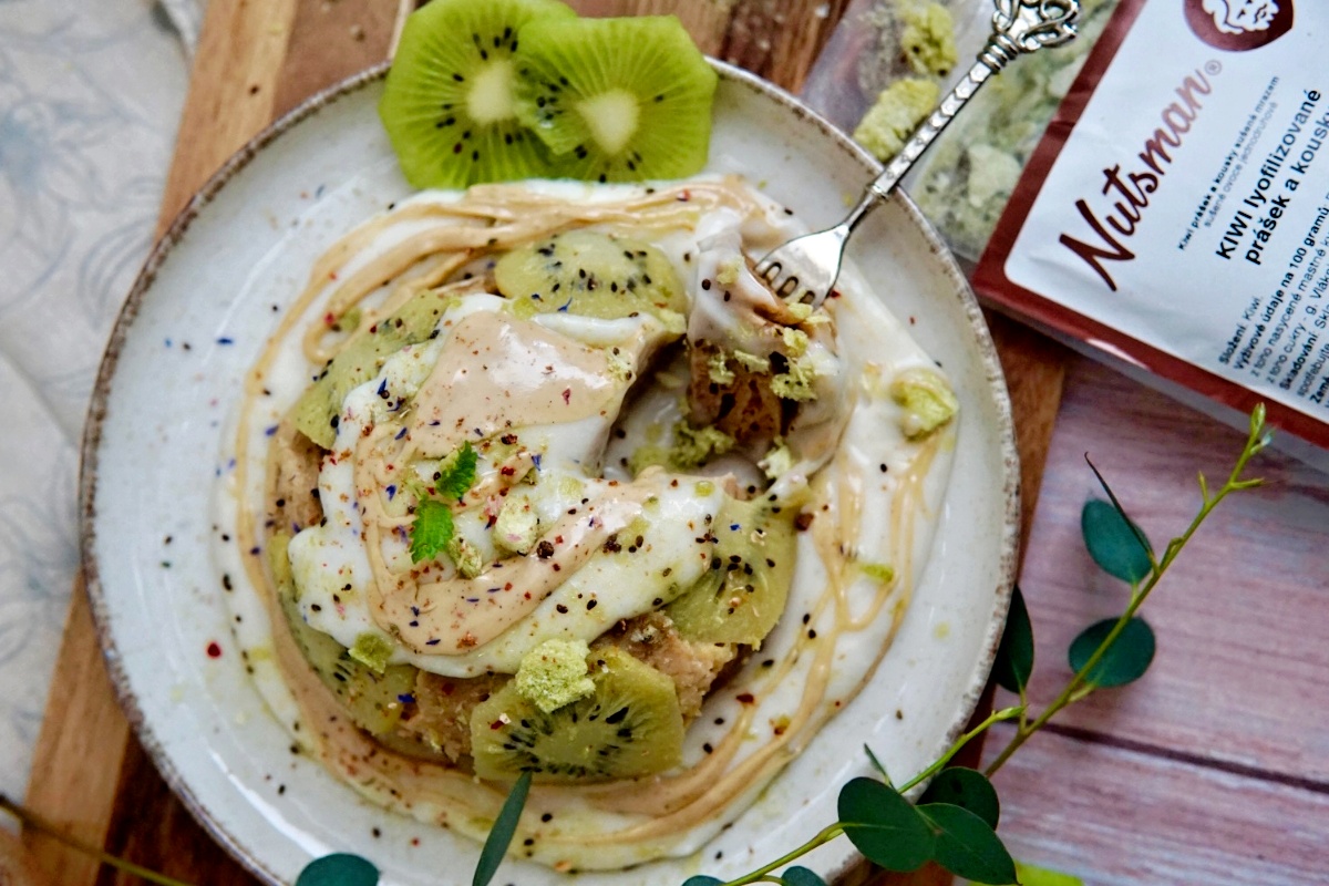 NUTSMAN BLOG RECEPT_ Mug cake s kiwi a vanilkovou omáčkou 4