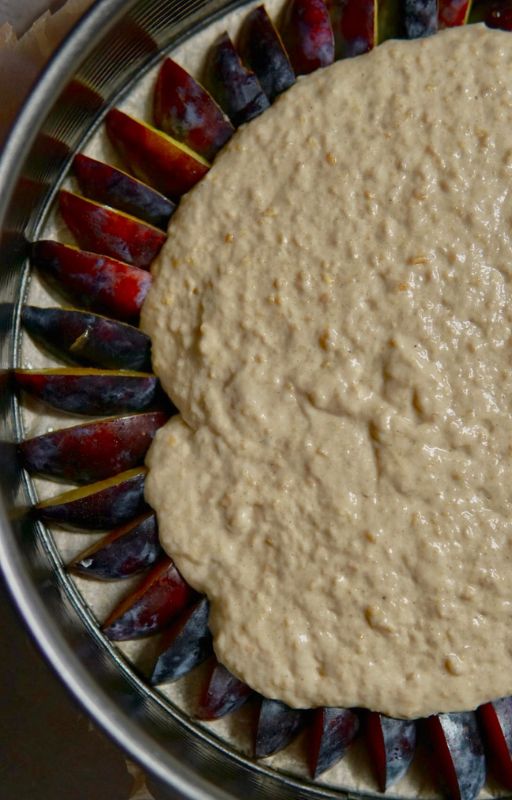 NUTSMAN BLOG RECEPT: Obrácený švestkový koláč s arašídovou moukou a kokosovým cukrem 13