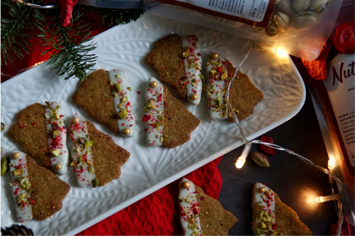 NUTSMAN RECEPT_ Pistáciové stromečky s bílou čokoládou a lyofilizovanými jahodami 4