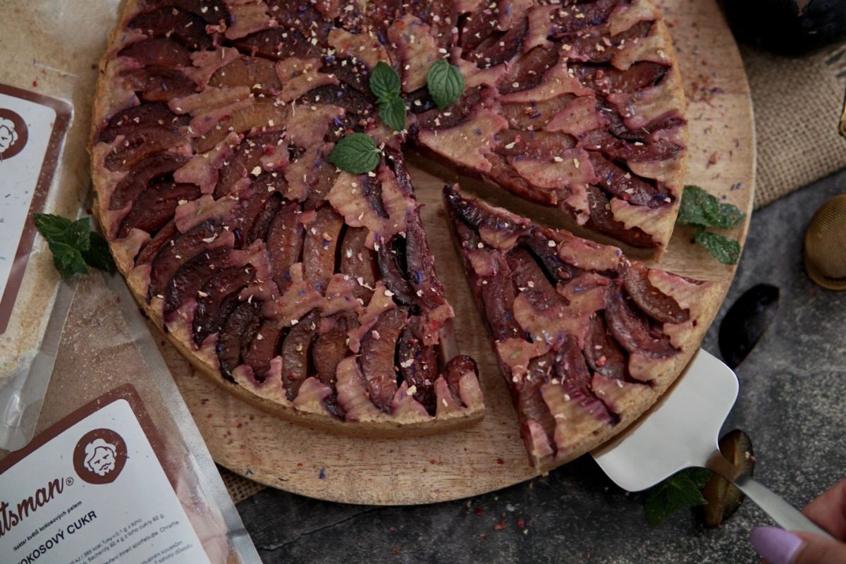 NUTSMAN BLOG RECEPT: Obrácený švestkový koláč s arašídovou moukou a kokosovým cukrem 6