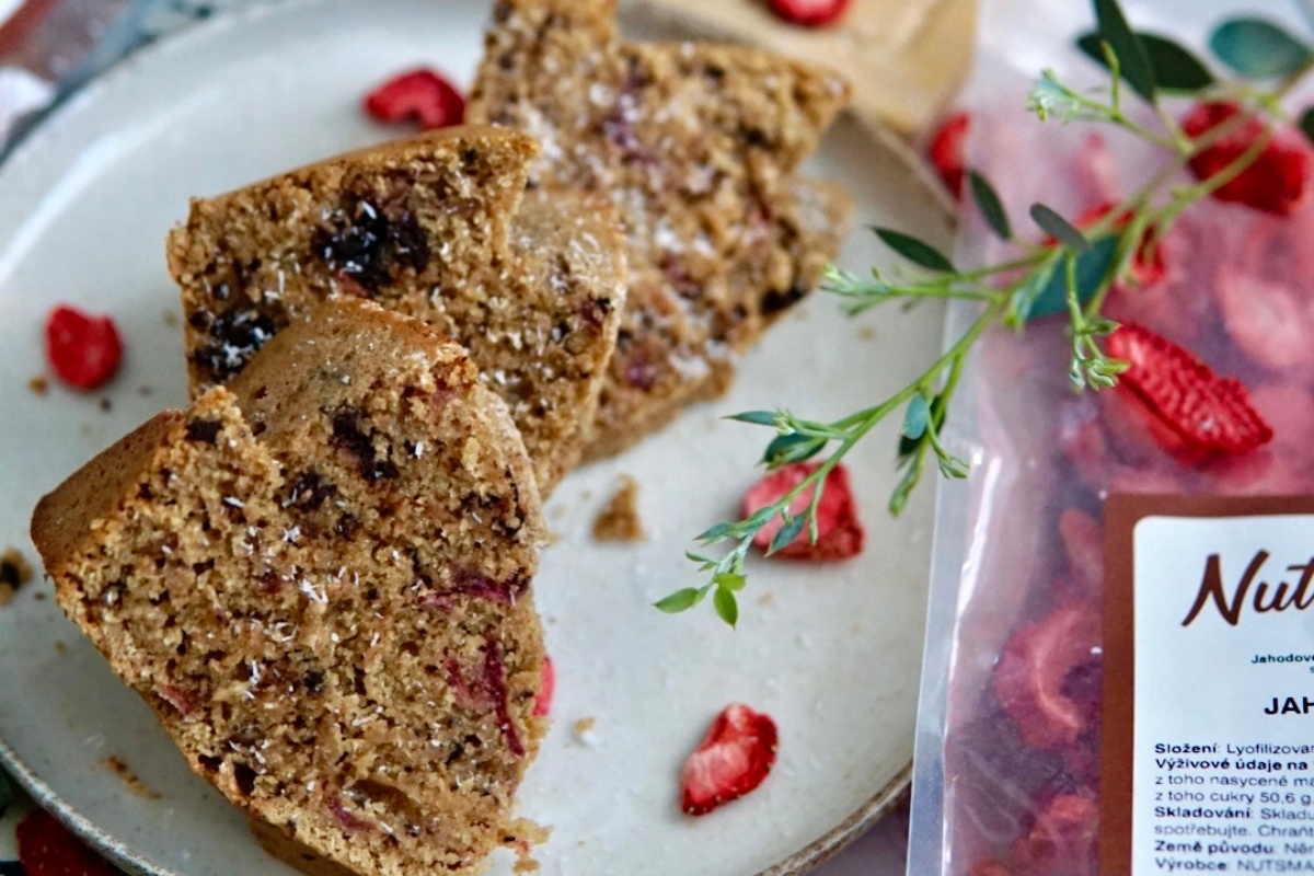 NUTSMAN BLOG RECEPT_ Kokosová bábovka s čokoládou a lyofilizovanými jahodami 5