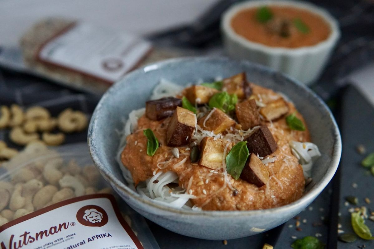 NUTSMAN RECEPT Křupavé tofu s rýžovými nudlemi a kešu omáčkou 2