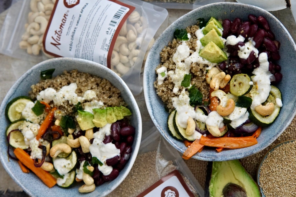NUTSMAN BLOG RECEPT_ Vege quinoa bowl s kešu omáčkou 5