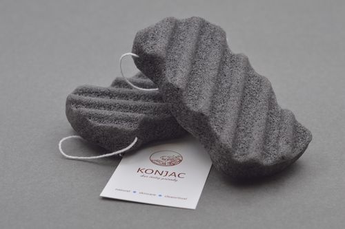 KONJAC Černá konjac tělová houbička s bambusovým uhlím