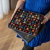 1155 10 krabicka luxus darek pralinky 80ks cerna elegantni skvela sladka ovocna oriskova pralinka barevna obraz darek obdarovani cokoladovna janek