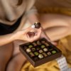 2305 4 krabicka 20 ks pralinka lanyz kostka nugat jednohubka darek z lasky pro milovniky pistacie zelena jarni cokolada poteseni cokoladovna janek
