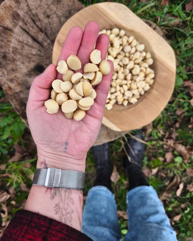 Znáš ten pocit, když křupneš do makadamu? 🥜 Ta jemná, krémová chuť. Máslová, lehce nasládlá. Jako malý luxus, který si...