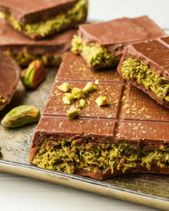 Poprvé jsem o ní slyšel na sítích. Pak jsem ji viděl všude. 🍫 Dubajská čokoláda. Lámání, křupání, pistácie, zlatá barva....