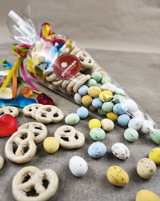 Sladké, nebo slané? Vajíčka, nebo preclíky? 🤔🐣 Odpověď: VŠECHNO! 😄 Máme pro tebe dva velikonoční kornouty: 🥨 Sladko-slaný...