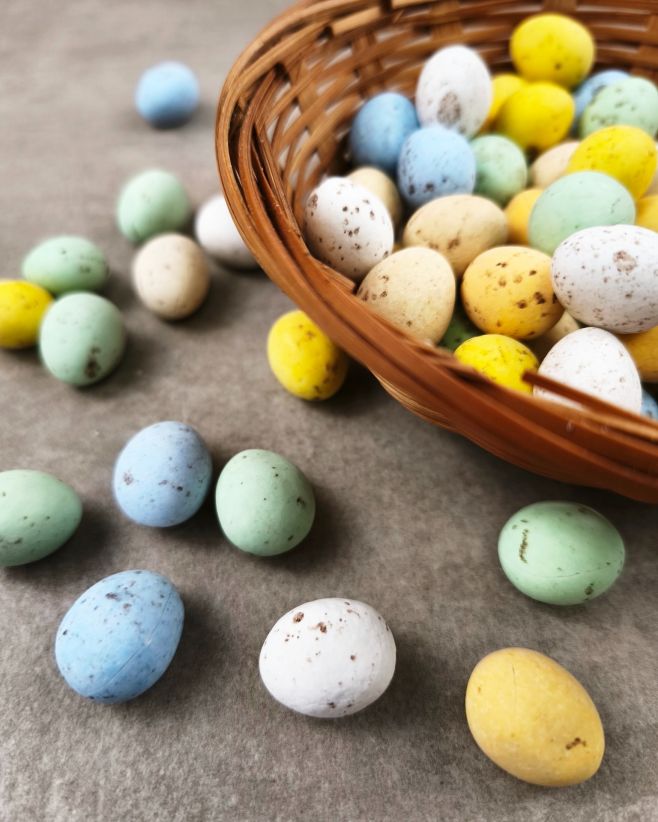 Mám rád, když velikonoční stůl barvami jen září. 🐣✨ A tahle mini vajíčka? Jsou k tomu jako stvořená. Každé má jinou...