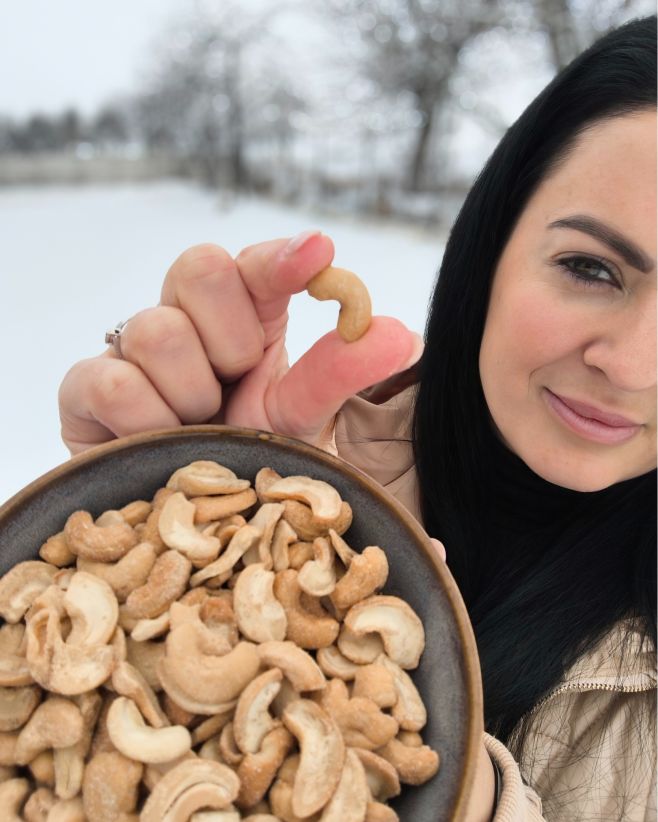 Víkendovka je tady! 🥜🔥 Kešu pražené solené. Celé kilo. 289 Kč. Křupavé, slané, dokonale pražené. Ty ořechy, co otevřeš...