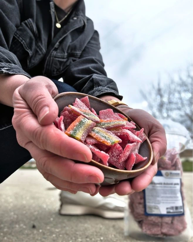 Duhové. Kyselé. Návykové. 🌈🍬 Želé pásky cola/ovoce. S pořádným kyselým posypem. Velké balení 2,5 kg. Velká radost. 💛 👉...